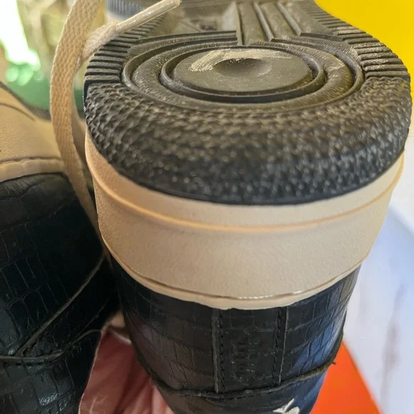 Classic Black Crocodile-Pattern Sneakers - Picture 10 of 16